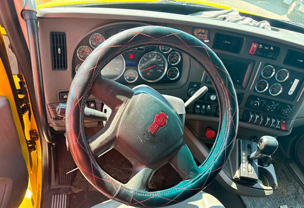 2015 Kenworth T680 Semi Truck