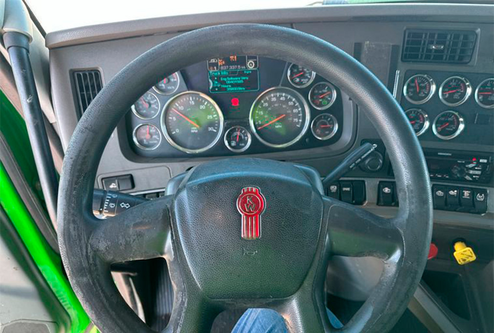 2015 Kenworth T680 Semi Truck