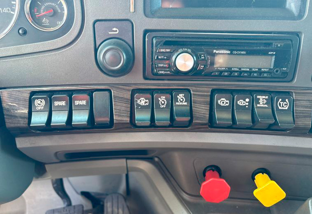 2015 Kenworth T680 Semi Truck