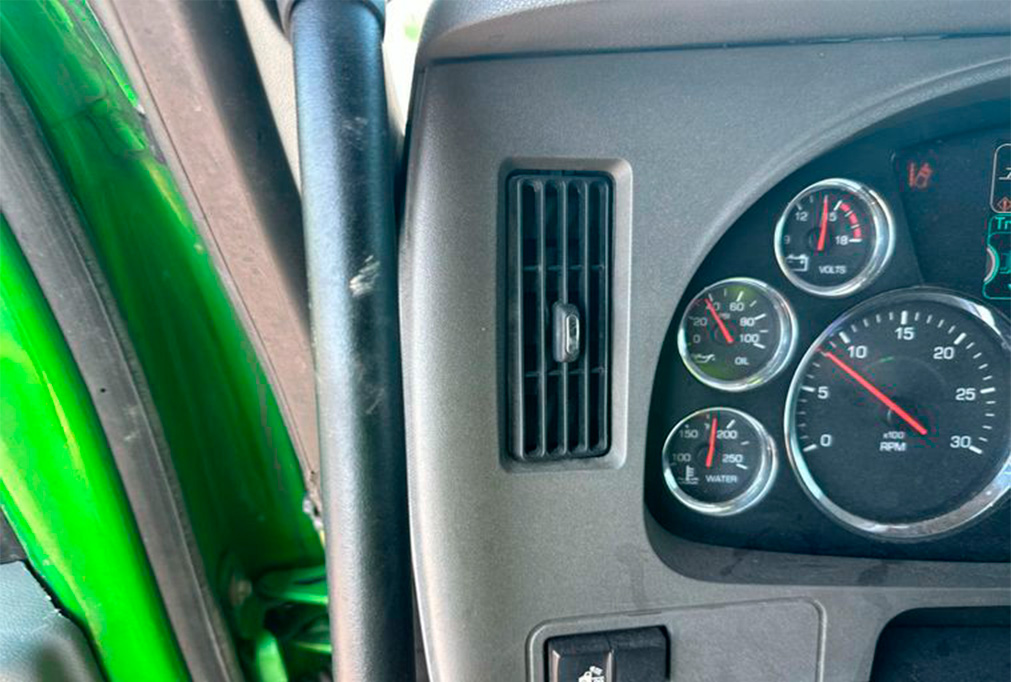 2015 Kenworth T680 Semi Truck