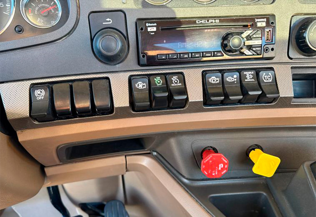 2016 Kenworth T680 Semi Truck