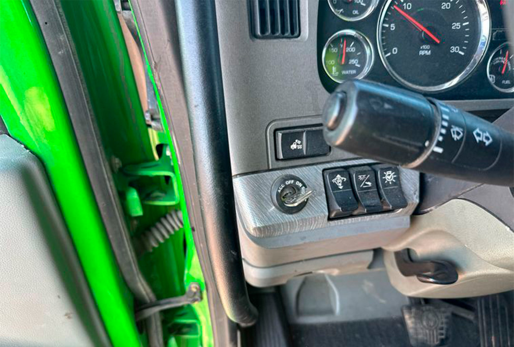 2015 Kenworth T680 Semi Truck