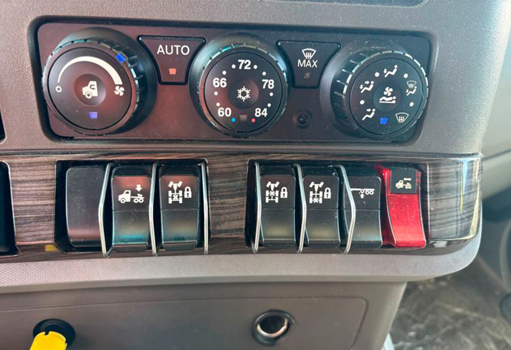 2015 Kenworth T680 Semi Truck