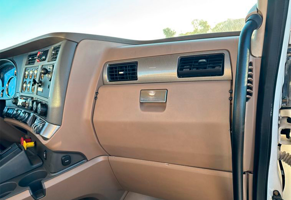 2016 Kenworth T680 Semi Truck