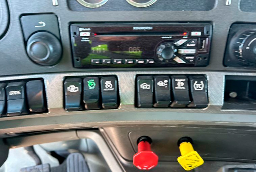 2015 Kenworth T680 Semi Truck