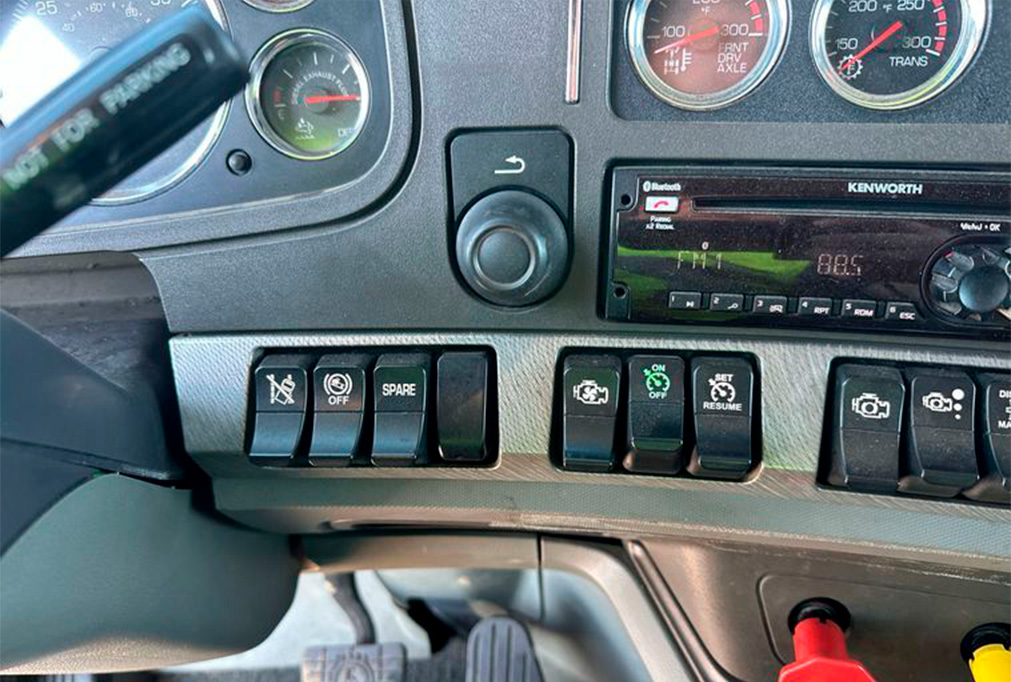 2015 Kenworth T680 Semi Truck