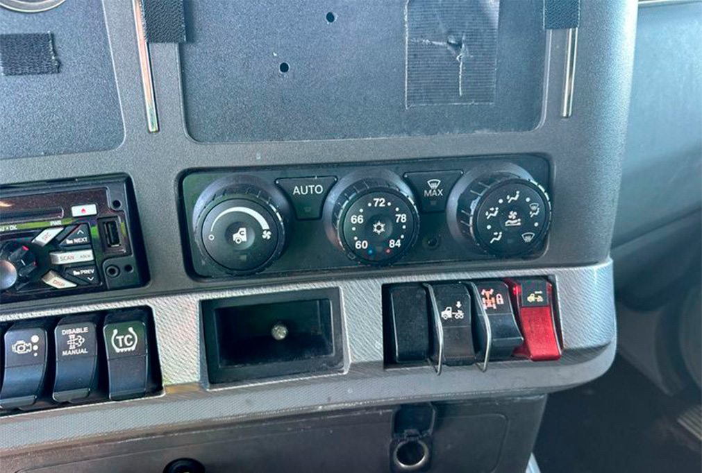 2015 Kenworth T680 Semi Truck