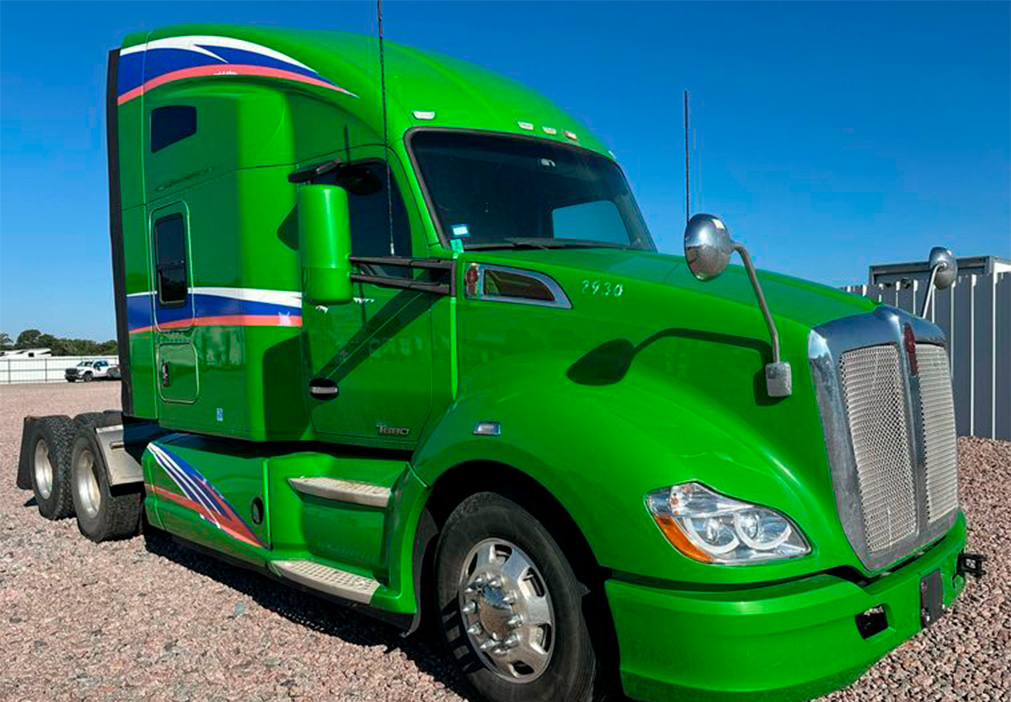 2015 Kenworth T680 Semi Truck