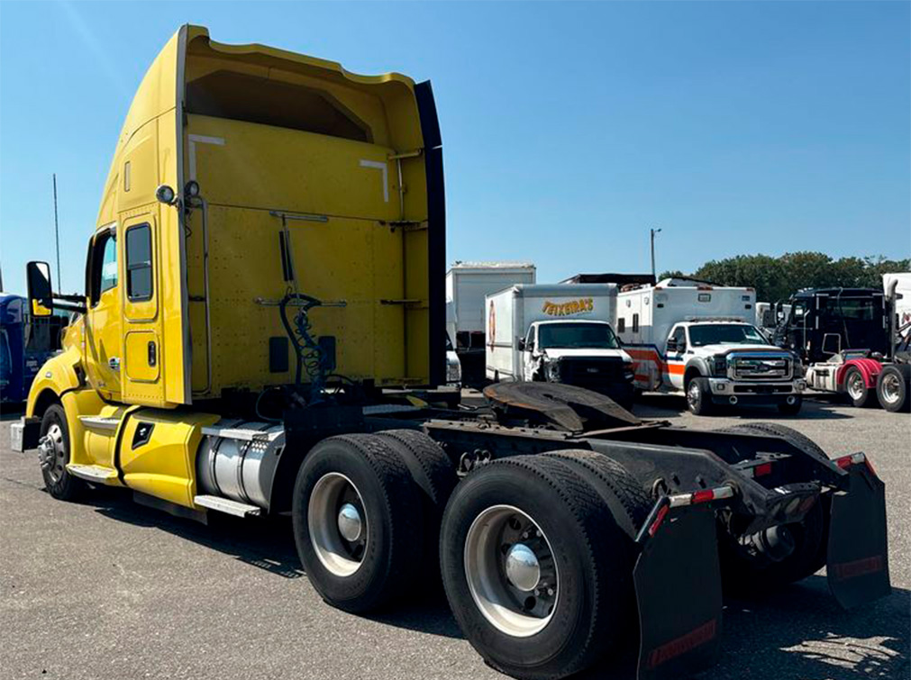 2015 Kenworth T680 Semi Truck