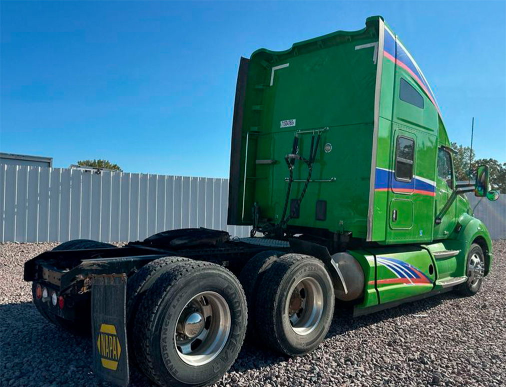 2015 Kenworth T680 Semi Truck