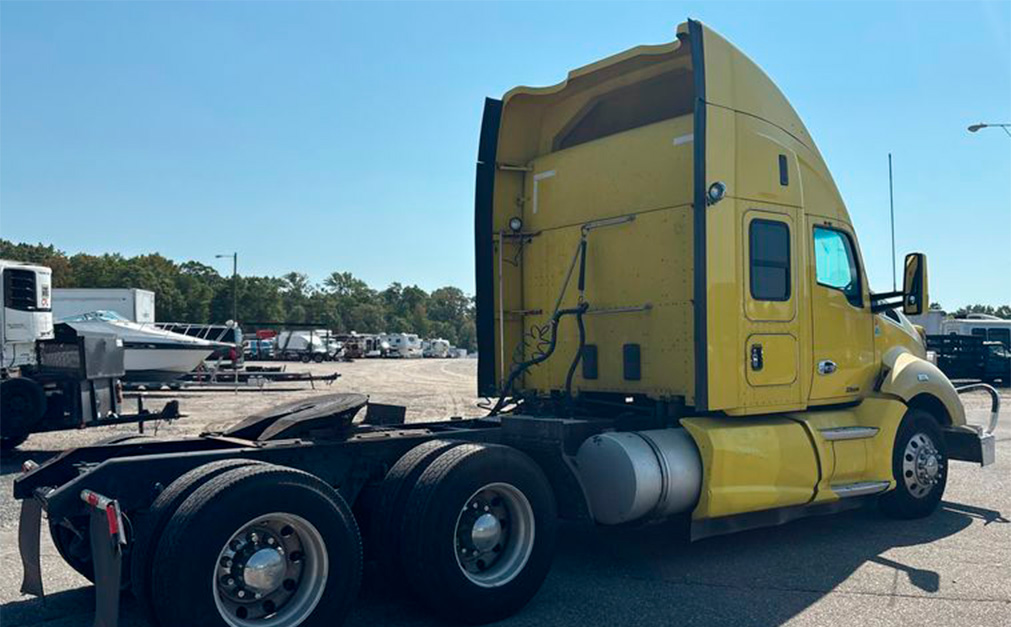 2015 Kenworth T680 Semi Truck