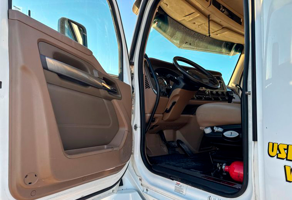 2016 Kenworth T680 Semi Truck