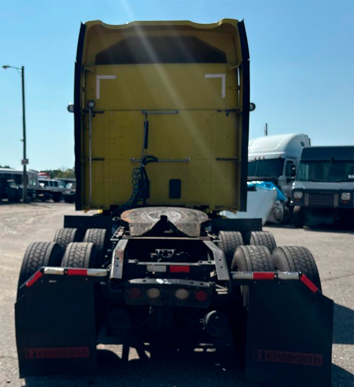 2015 Kenworth T680 Semi Truck