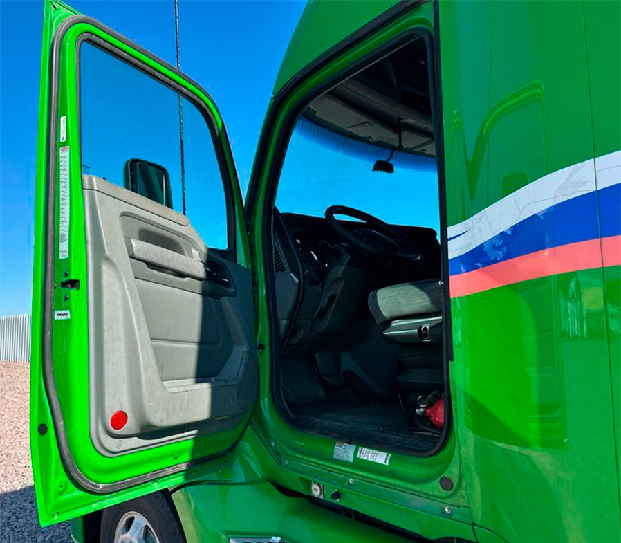 2015 Kenworth T680 Semi Truck