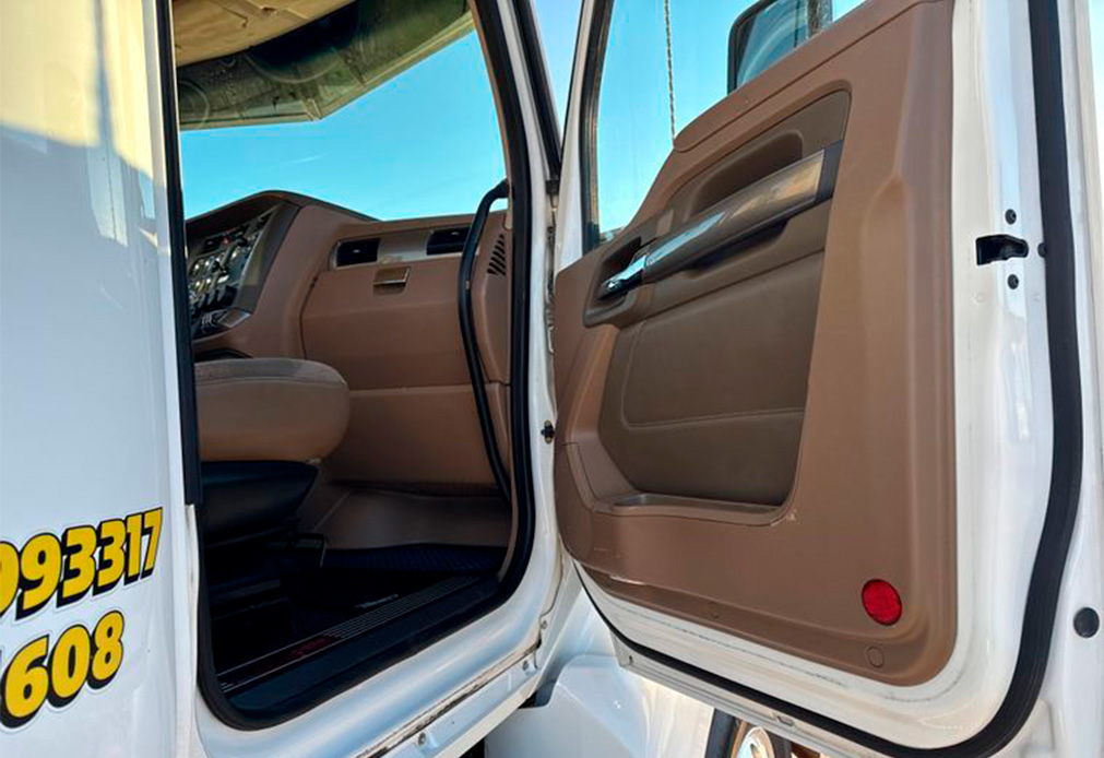 2016 Kenworth T680 Semi Truck