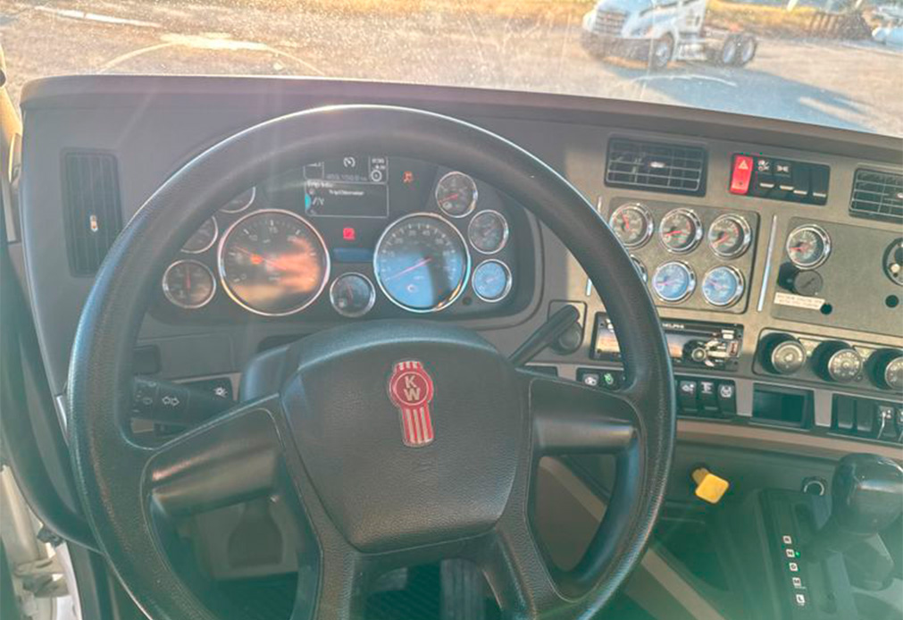 2016 Kenworth T680 Semi Truck