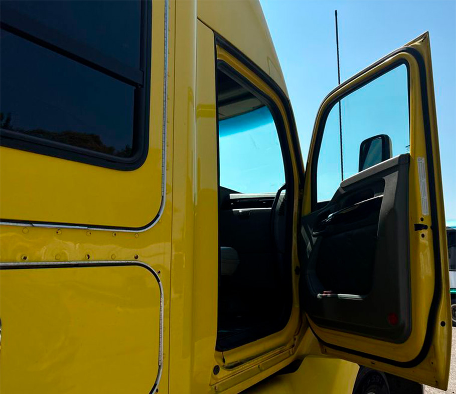 2015 Kenworth T680 Semi Truck