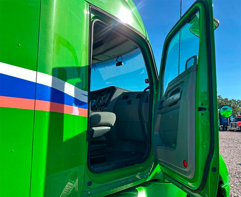 2015 Kenworth T680 Semi Truck